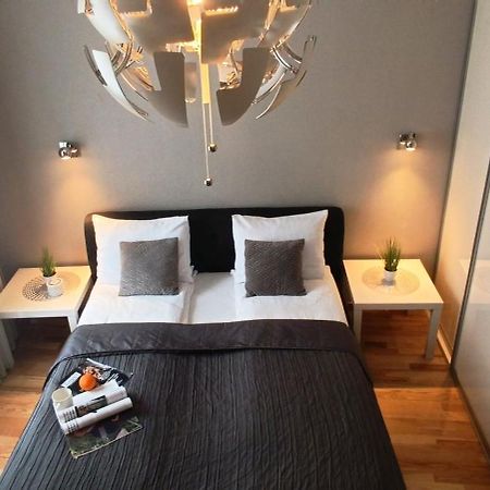 Old Town 2 Bedroom Apartment Near Dome Square & Scenic Waterfront 里加 外观 照片